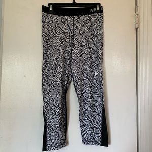Nikepro Large black & white Capri leggings